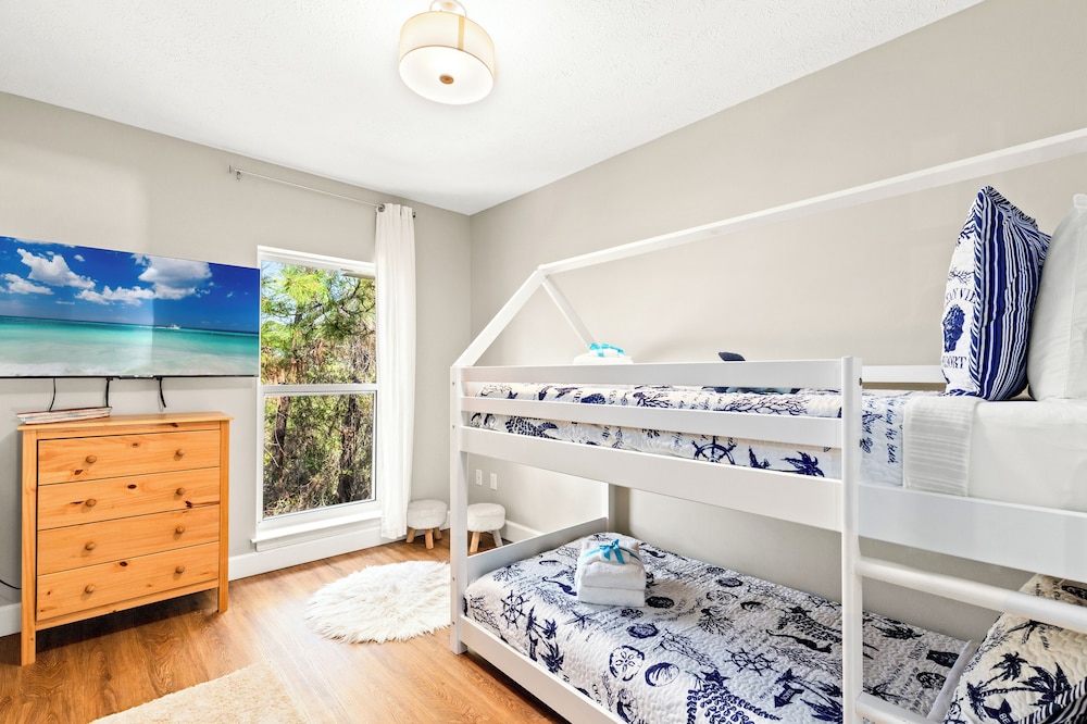 Sailors Cove: 5-bedroom, 4.5 Baths, Sleeps 12! Steps Away From the Beach!