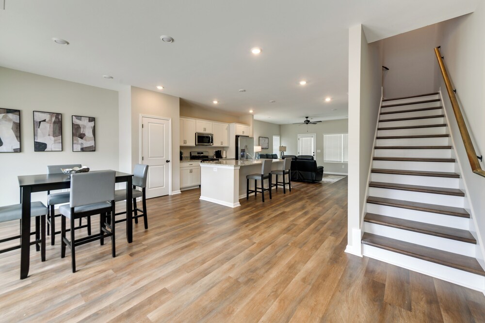 5 Mi to Auburn University: Sleek Townhome w/ Patio