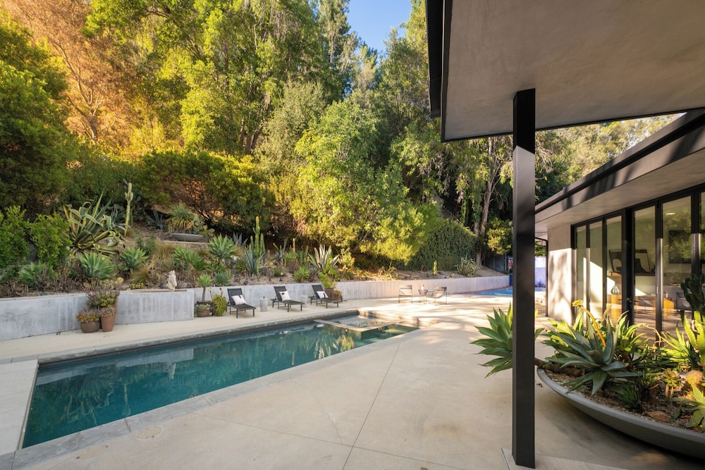 Valea Estate - Secluded Beverly Hills Retreat 1-acre Oasis