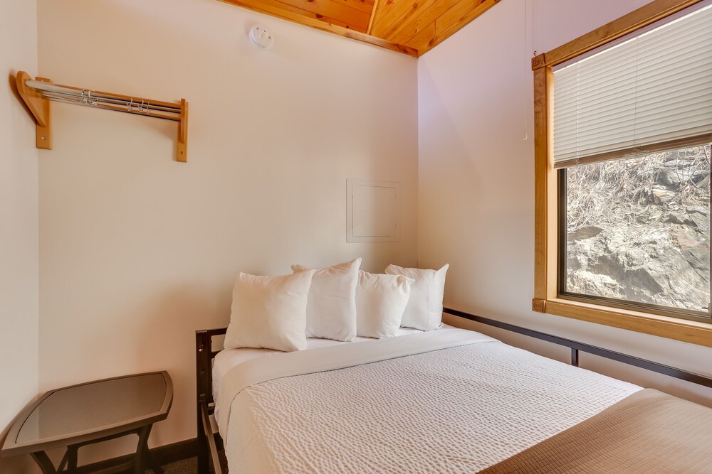 Cozy Keystone Cabin: Hot Tub, 3 Mi to Mt Rushmore! view 4