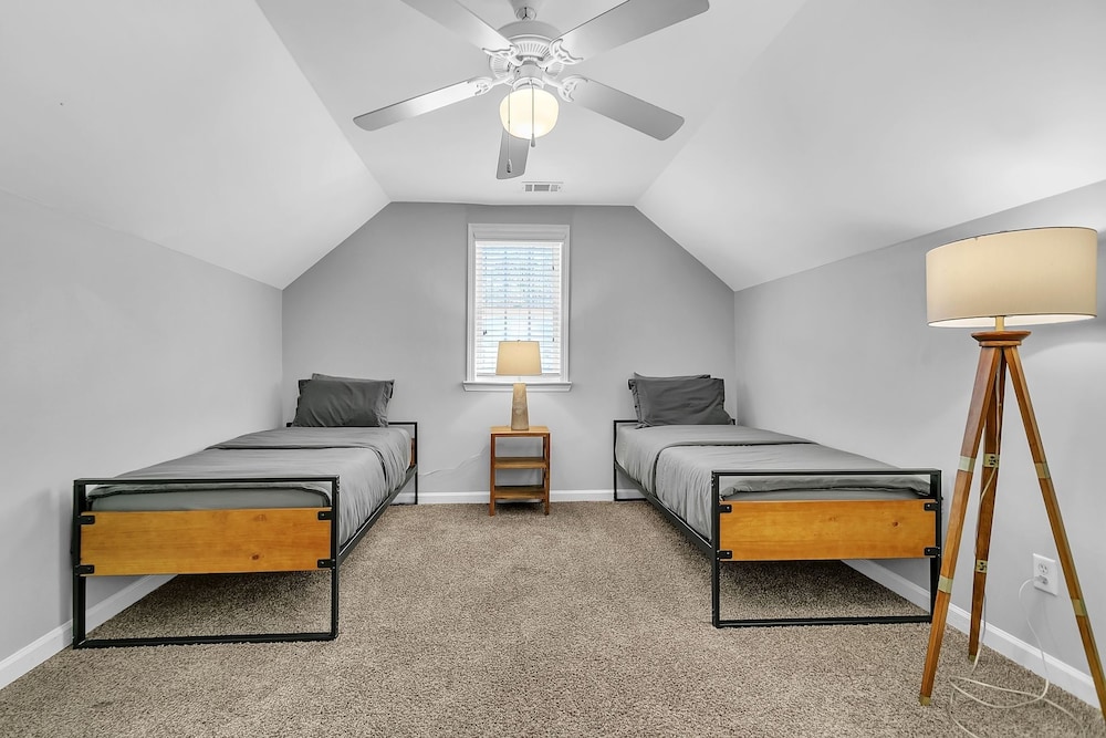 Spacious Family Retreat in Atlanta - Sleeps 10