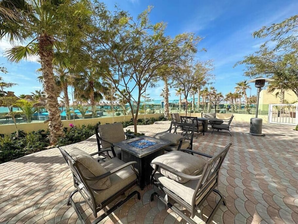 Family Friendly Condo With Oceanfront Views