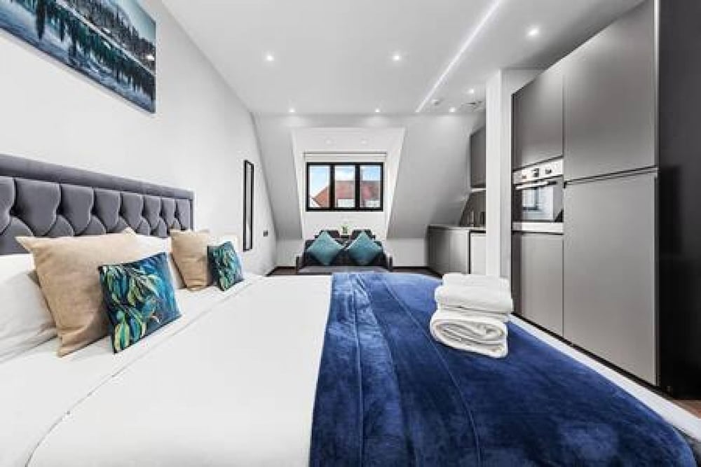 Stylish King Size Bed Studio Near Central London