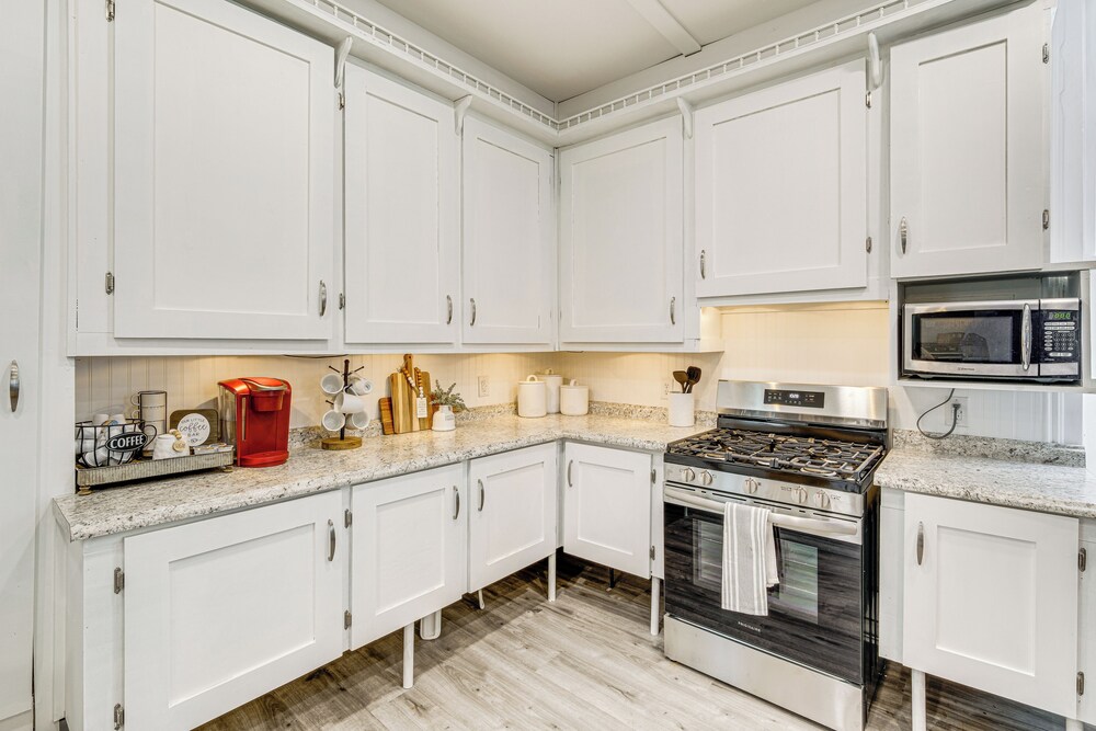 4 Mi to Lake: Unique Family Retreat in Akron Area