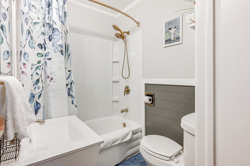 2 Mi to Downtown Flushing: Spacious Retreat!