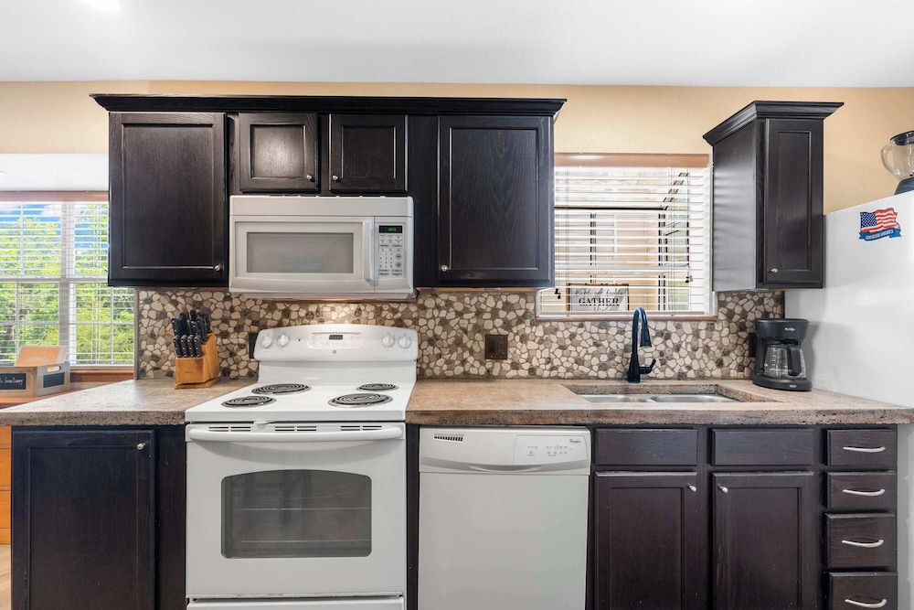 Cozy Timbers Charming Condo for 6 With Resort-style Amenities