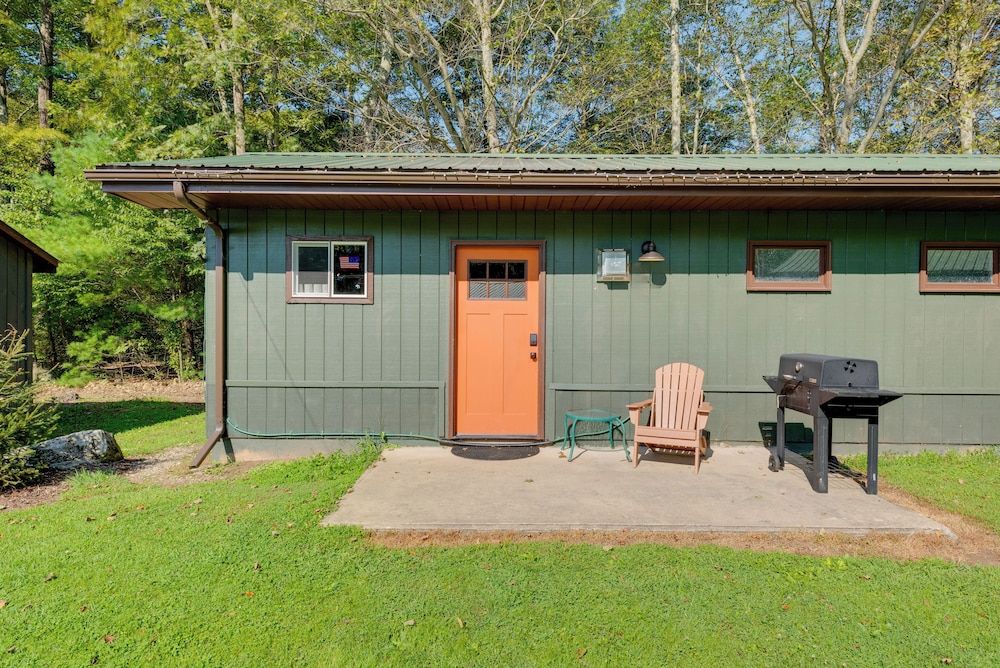 Hillsgrove Creekside Cabin: Close to Hiking