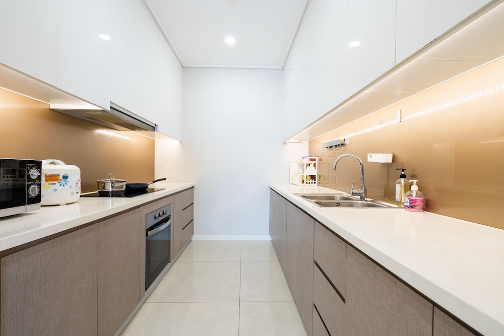 Jennifer House - Millenium Apartment
