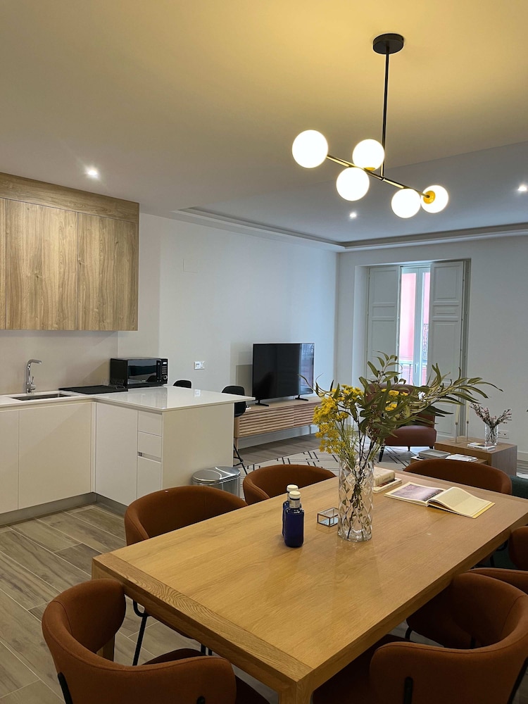w Impressive 3BR w Sunny Terrace in Chueca