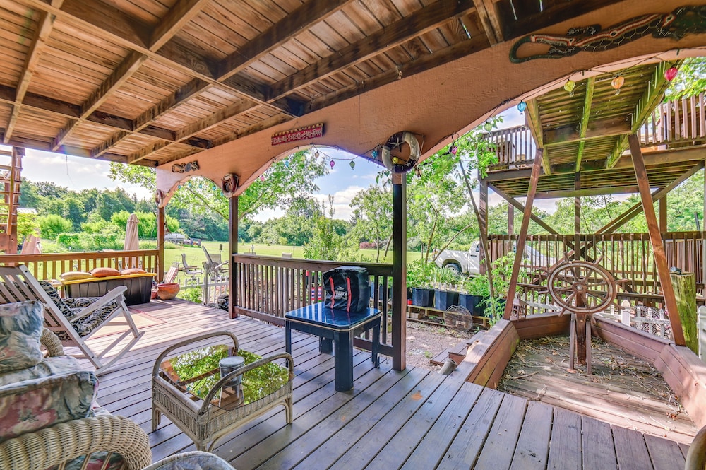 1 Mi to Boat Ramp: Lake Texoma Getaway w/ Deck