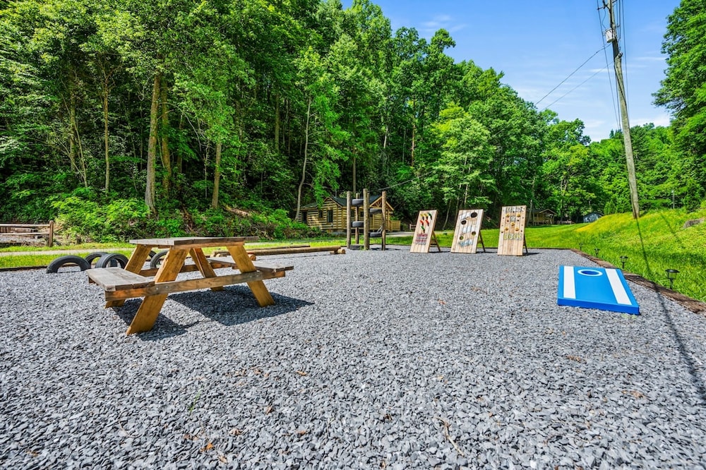 Pet-friendly Cabin 1 Gburg Fire Pit Games