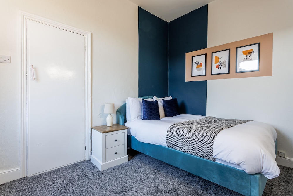 Darlington 4Bd Home: Modern Comfort & Free Parking