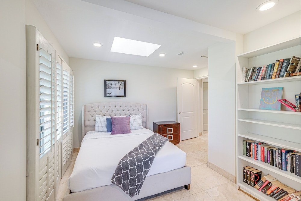 Pool & Coastline Views: Luxe La Jolla Home