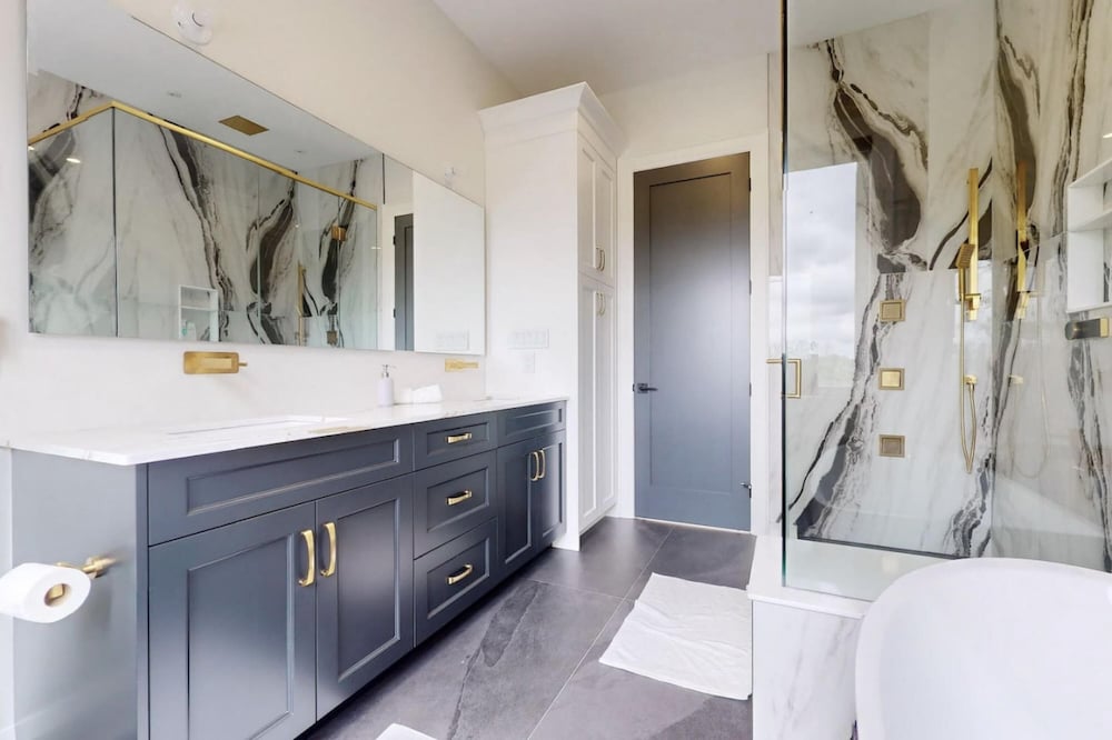 Lucky Mansion Luxury Villa in Fort Erie