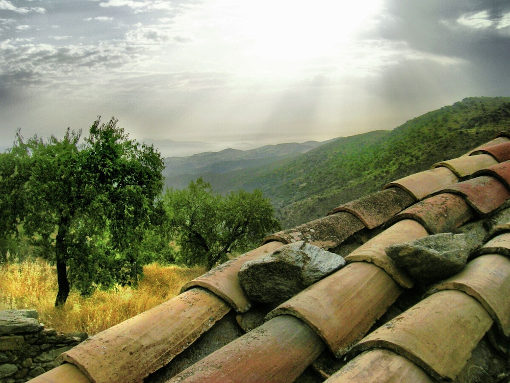Rustic Mountain Stay, Laroya