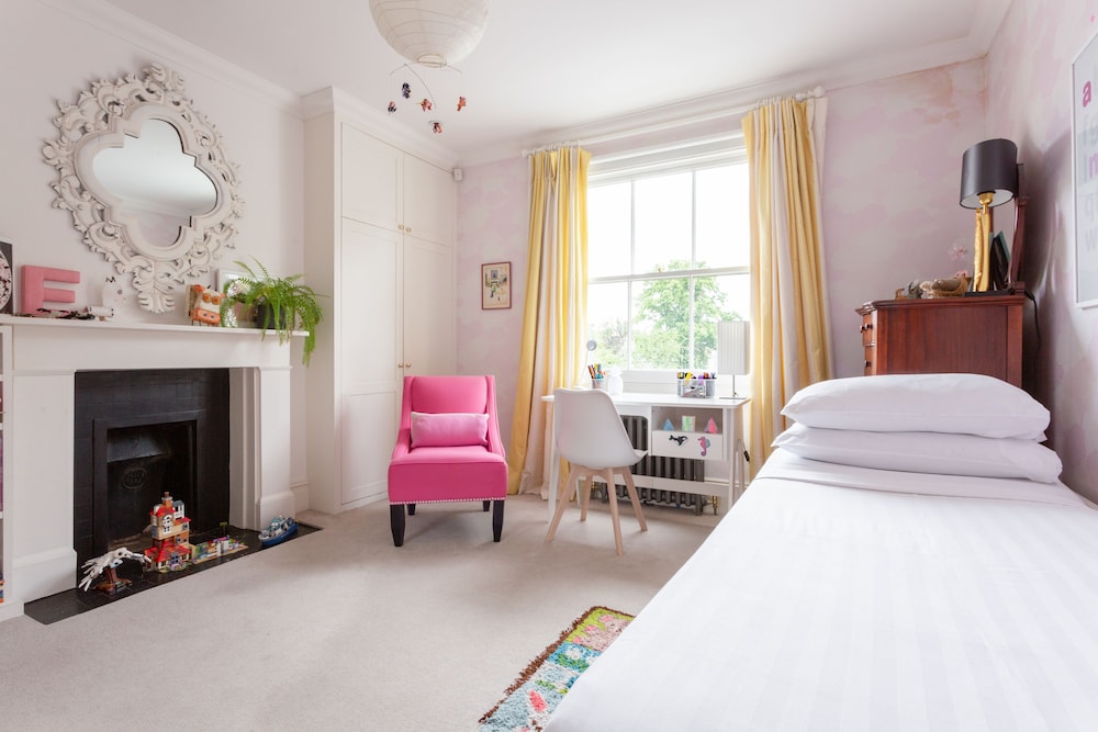 Warwick Gardens II by Onefinestay