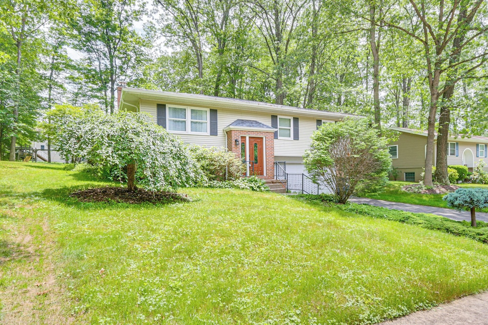 4 Mi to Penn State: Suburban Happy Valley Home
