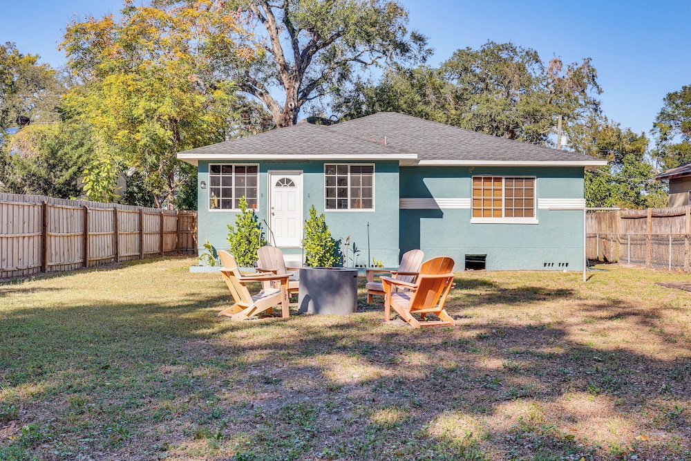 3 Mi to Dtwn: Tampa Cottage w/ Fire Pit!