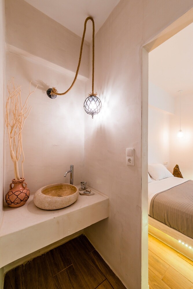 Kouros Home Hotel