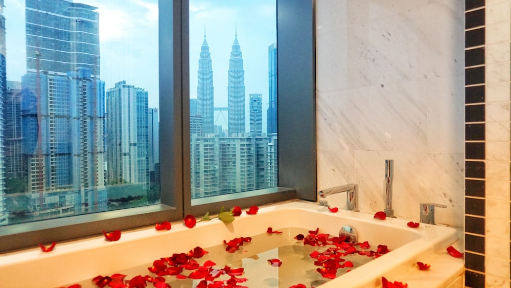 Moonway Luxury Suites At Eaton Residence