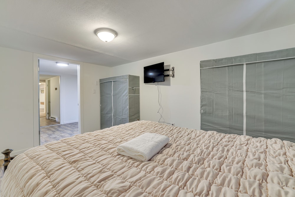 Theater, Game Room & Lake Access: Pocono Retreat
