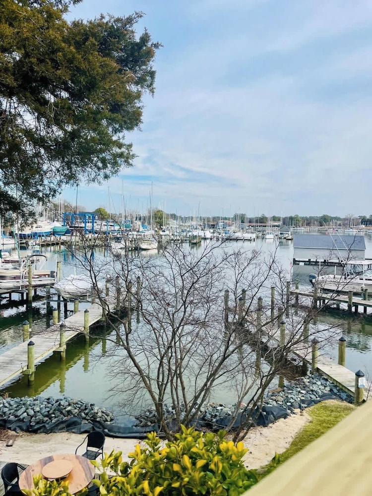 Waterfront Views With King Bed in Solomons Island
