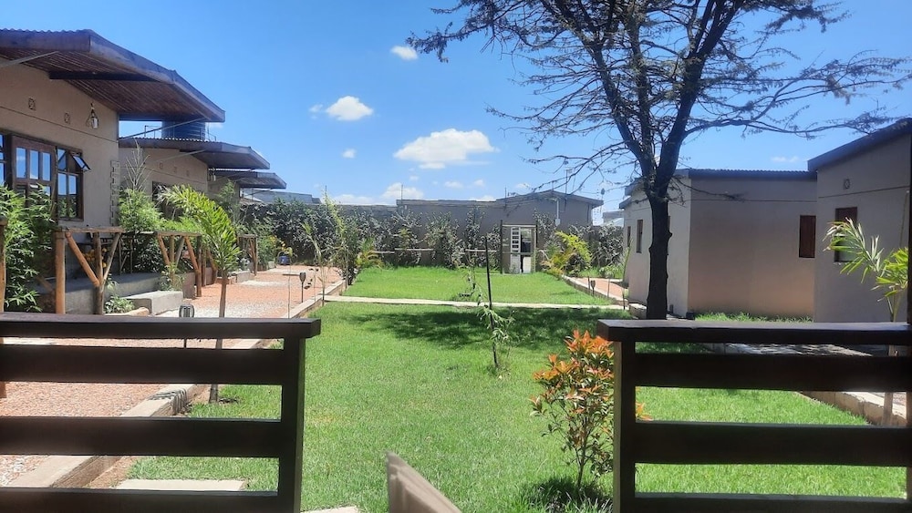Emirishoi Cottages & Garden Bistro