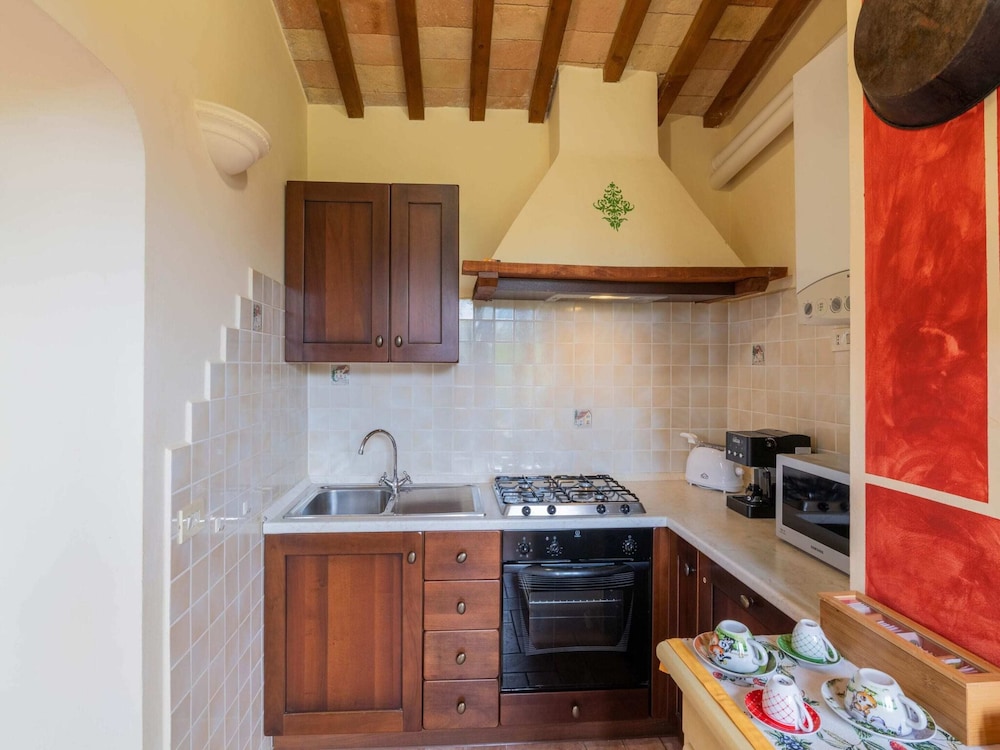 Fabulous Holiday Home With Wifi in Monte San Martino Italy view 4