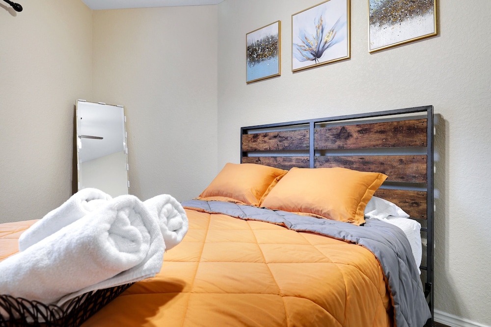Modern Pet-friendly Duplex Near River Walk 3 Bedroom Duplex