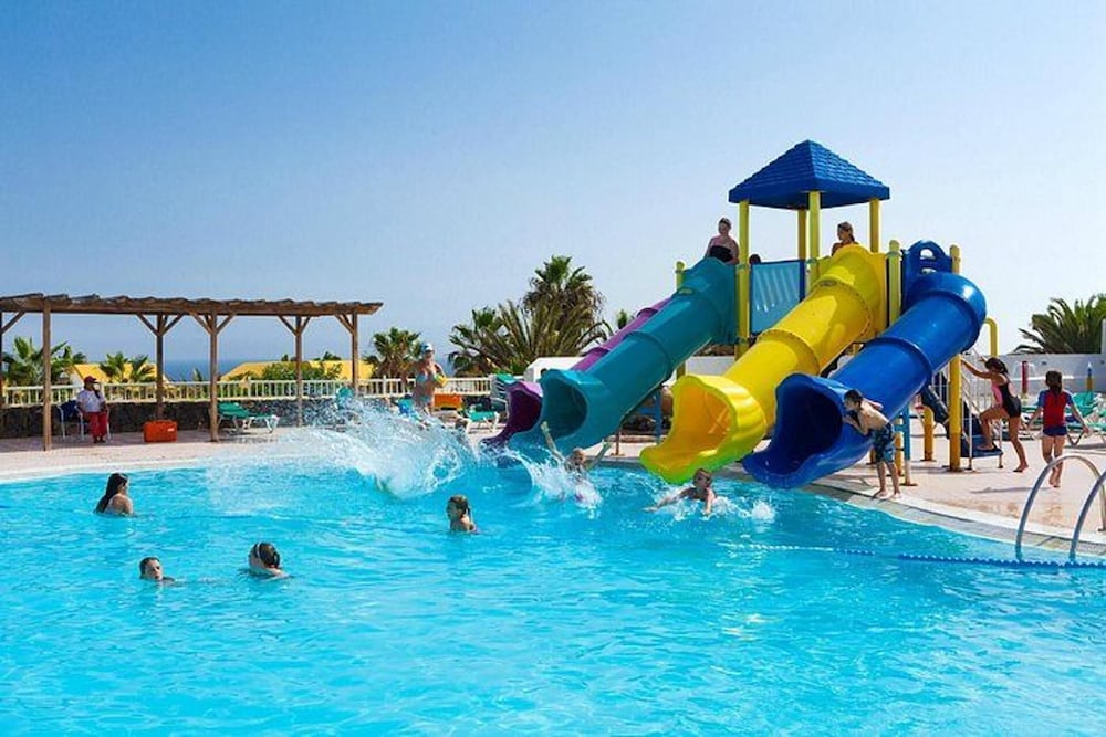 Caleta de Fuste Apartment- Sleeps4- Pool- Garden