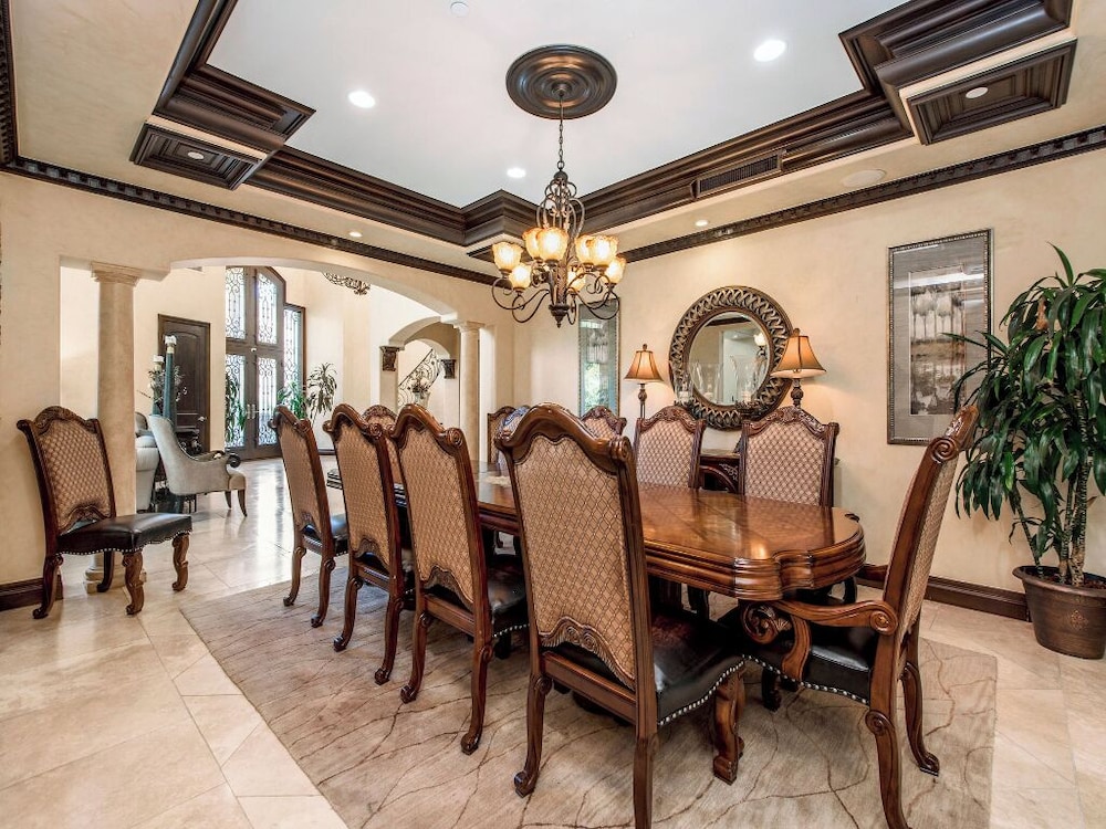 Robmar Mansion - Beverly Hills Mediterranean Estate With Pool & Sport Court