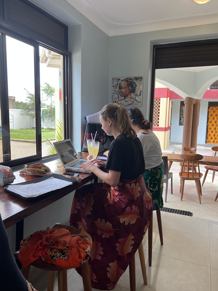 MISSIONS CAFE & GUESTHOUSE