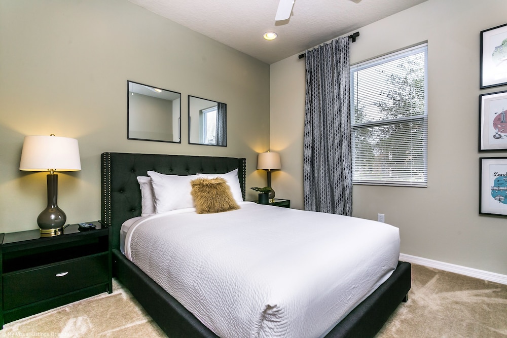 Spacious Home w/ Private Pool/spa! Sleeps 21