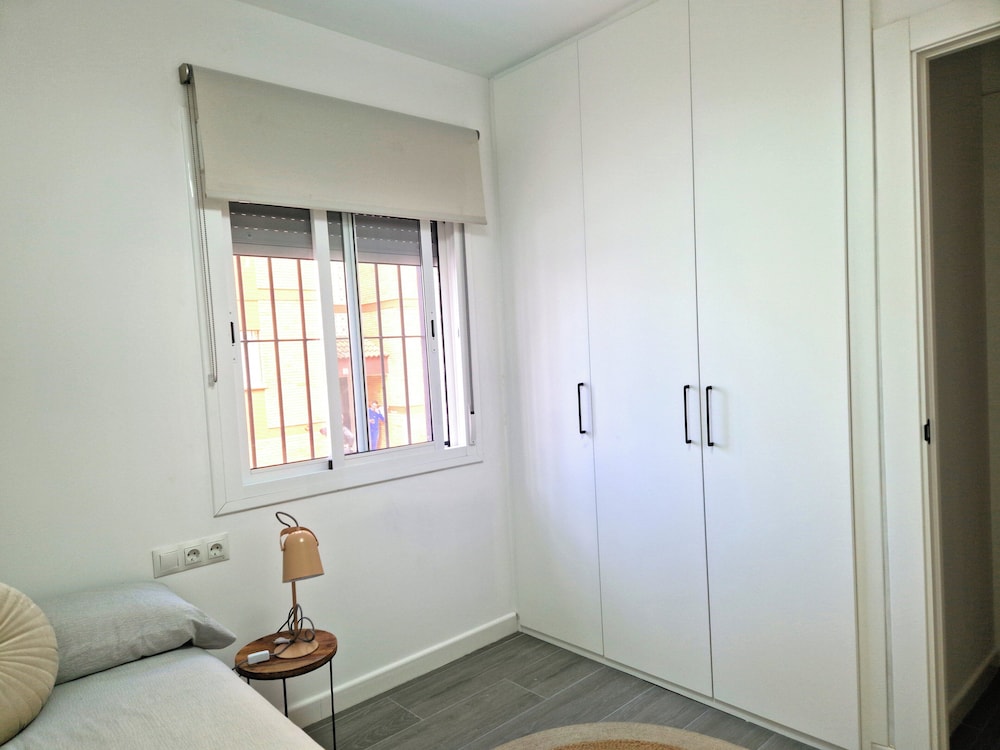 3 Bed Apt Sleep 6 - Pets, Balcony, Parking, Wifi