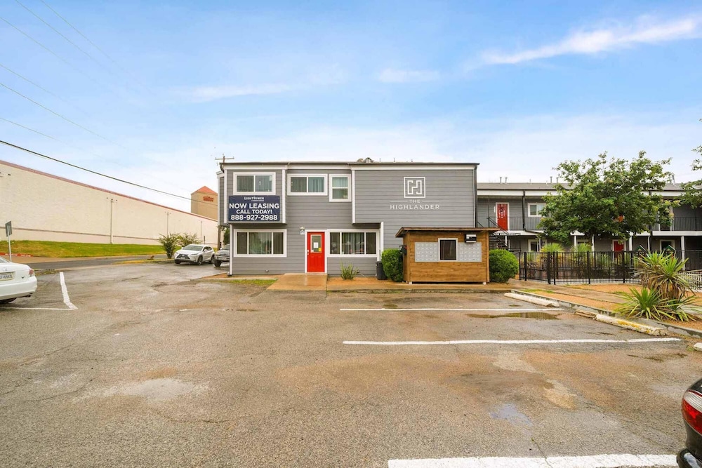 Stylish 1BR Near UT Highland Evonify - Image 2