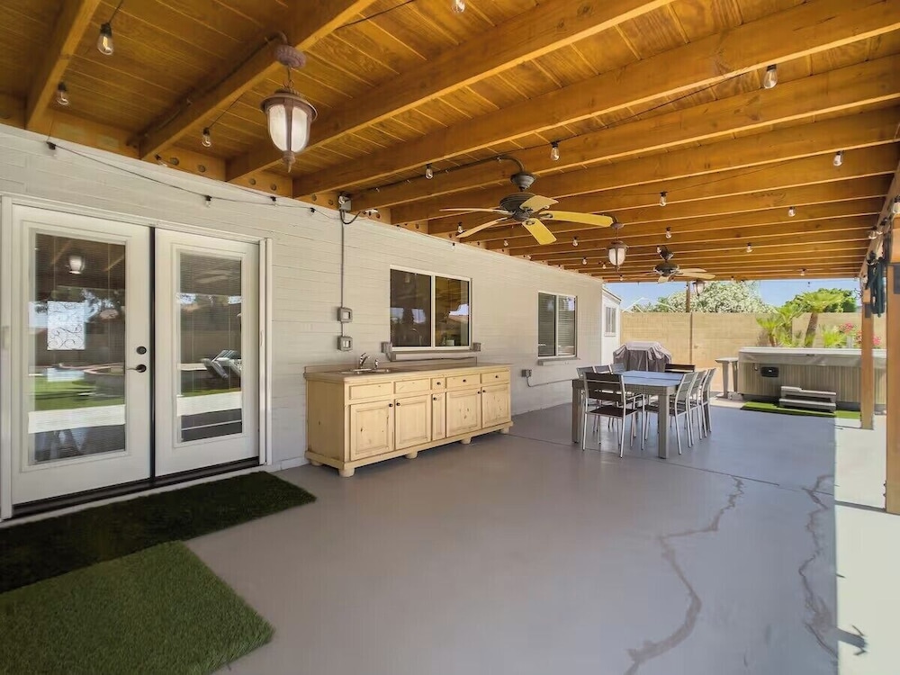 Chandler oasis with pool & hot tub