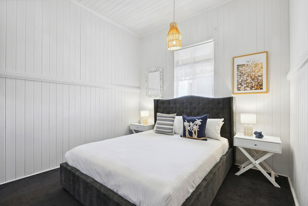 Tranquil 3-bed Family Home With Spacious Backyard