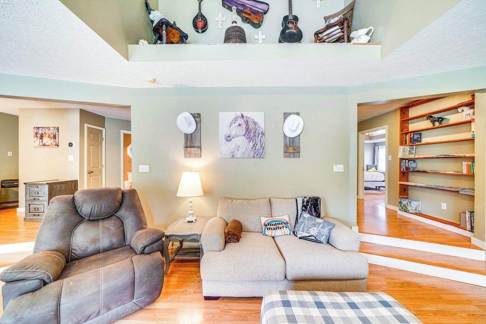 14 Mi to Dtwn Louisville: Holiday Vacation Home!