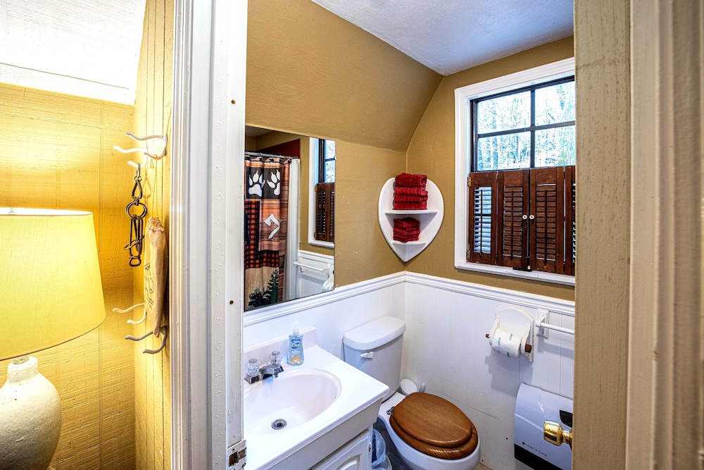 Bear Creek Lodge and Cabins in Helen Ga - Pet Friendly, River on Property, Walking Distance to downtown Helen