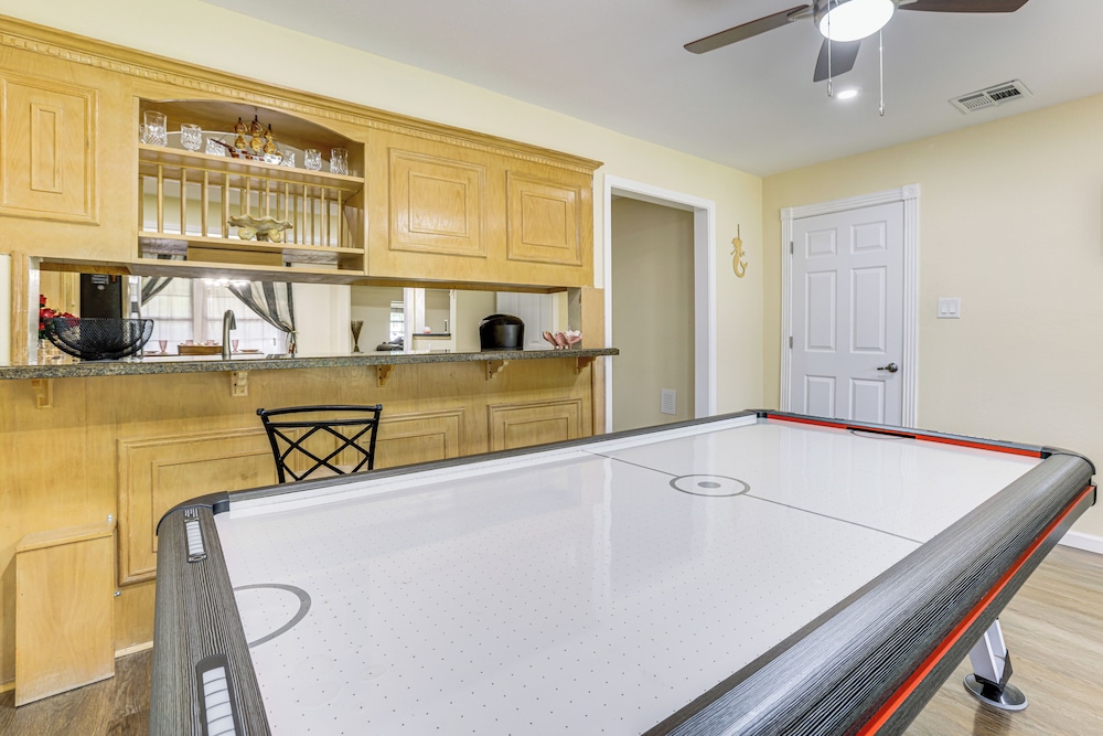 7 Mi to Dtwn Houston: Family Home w/ Patio & Yard