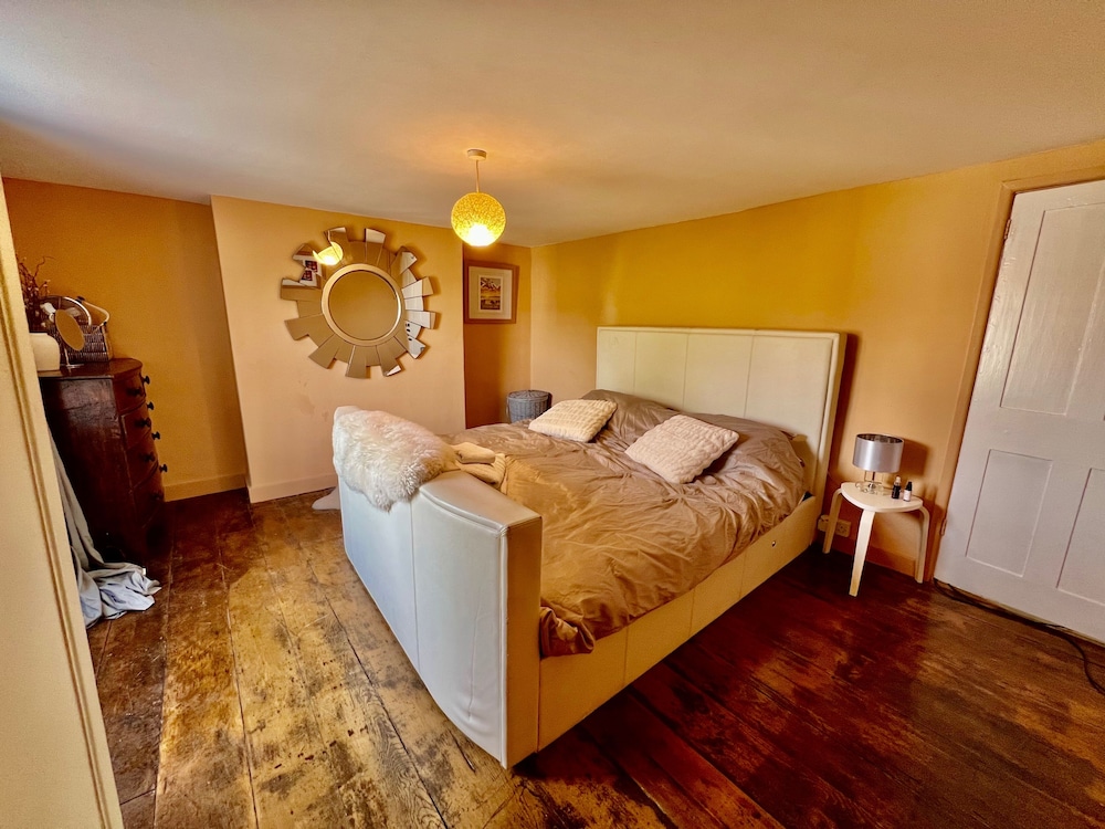 Housesleeps7-parking-garden-fireplace-beachnearby