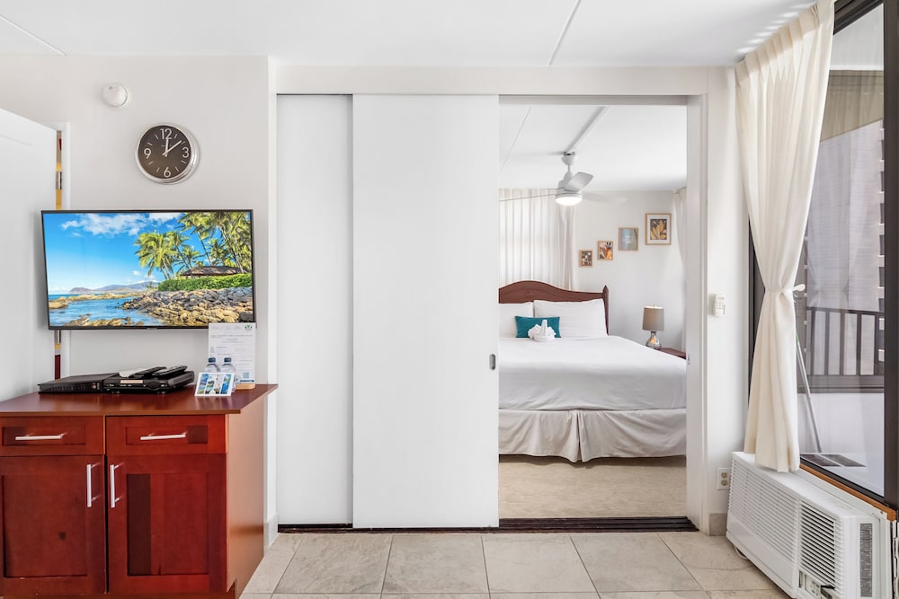 High Floor Ocean View Condo (King Bed and Parking): hotel room photo