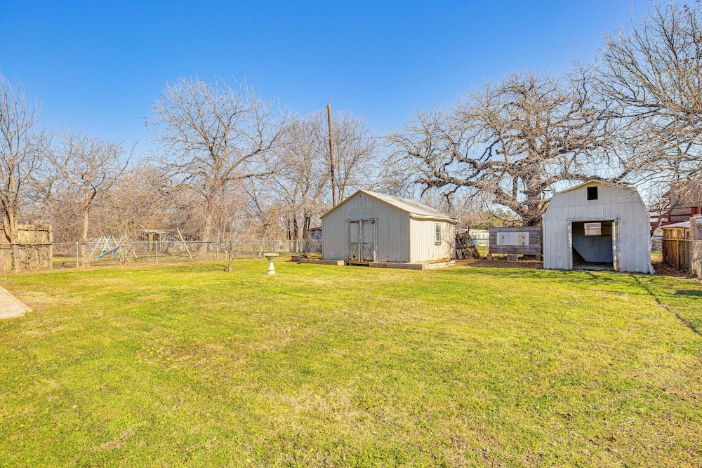 5 Mi to Fort Worth Stockyards: Home w/ Yard!