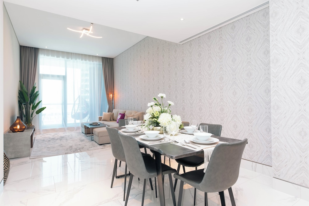 SIMPLY COMFORT Urban Chic Suites in J One Tower City & Canal Views