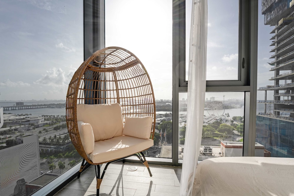 CBD Luxepad 2b2b With City Bay Views Gym Lounge