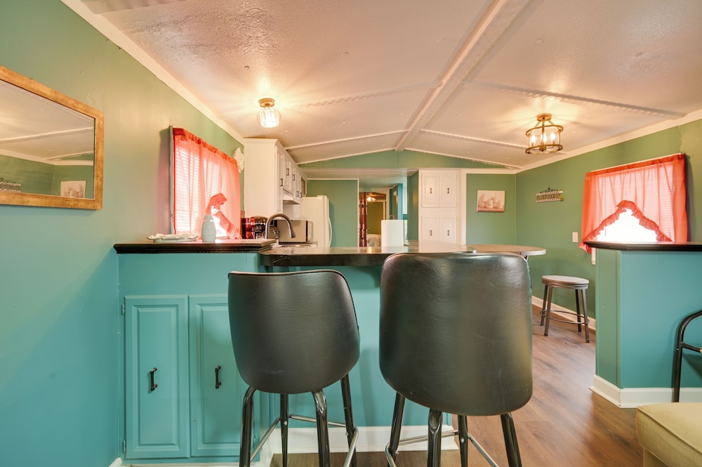 8 Mi to Dtwn Greenville: Pet-friendly Family Home!