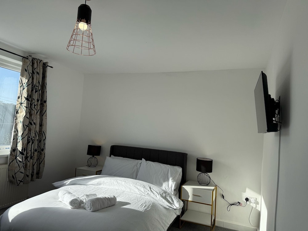 Large and Peaceful 4-bedroom House in Bridgend