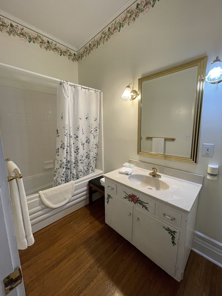 Carriage Lane Inn