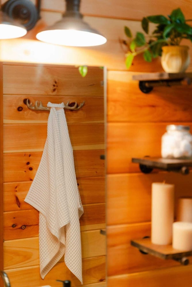 Sleeps 16! Luxury Cabin With Game Room & Hot Tub