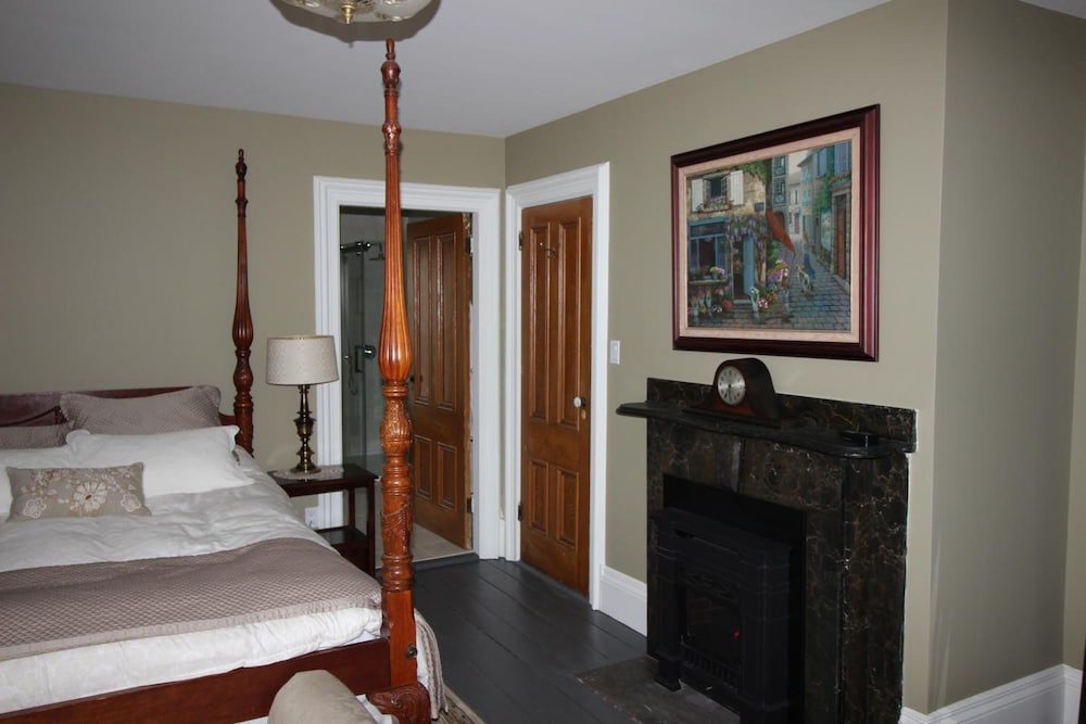 Maplehurst Manor B&B